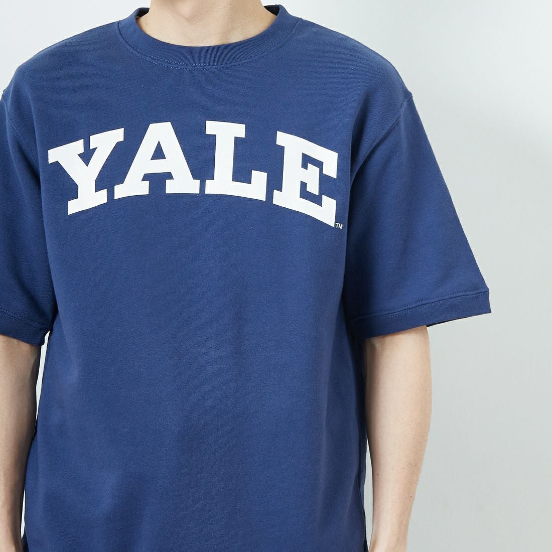 YALE [イェール] 別注 YALE カレッジロゴスウェットTシャツ [YA-01-JF] NAVY &&モデル身長：168cm 着用サイズ：M&&