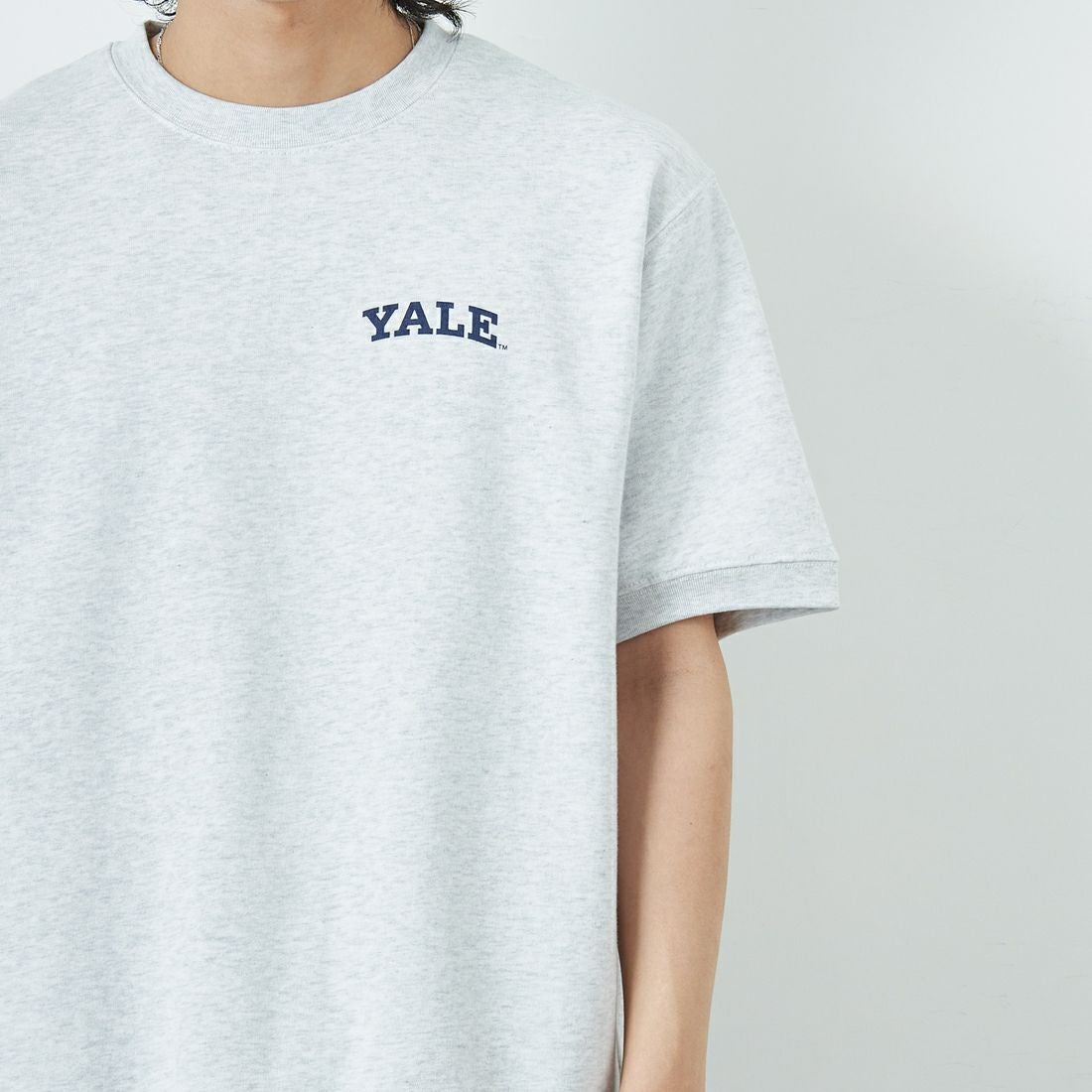 YALE [イェール] 別注 YALEロゴ バックプリントスウェットTシャツ [YA-02-JF] GRAY &&モデル身長：179cm 着用サイズ：L&&