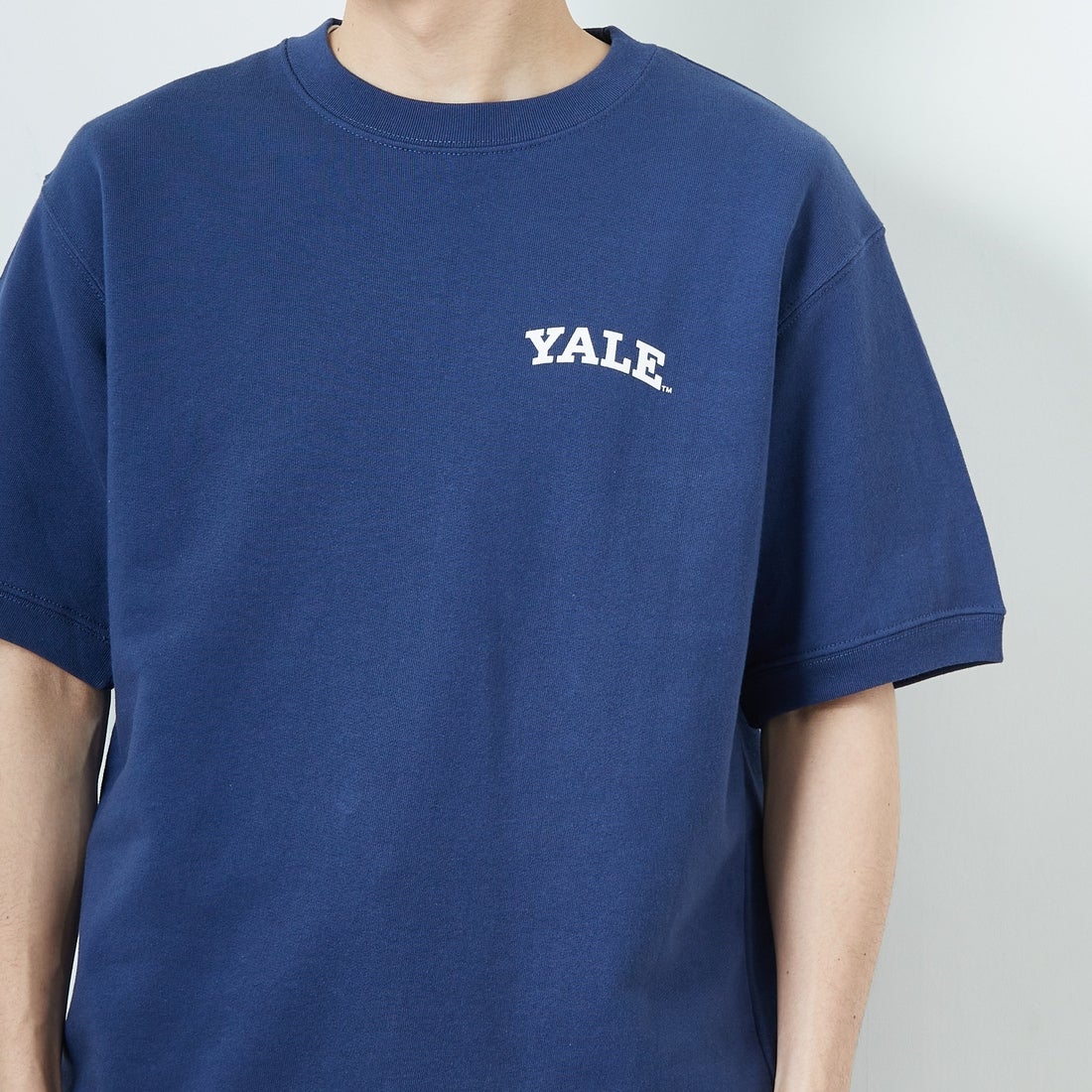 YALE [イェール] 別注 YALEロゴ バックプリントスウェットTシャツ [YA-02-JF] NAVY &&モデル身長：168cm 着用サイズ：M&&