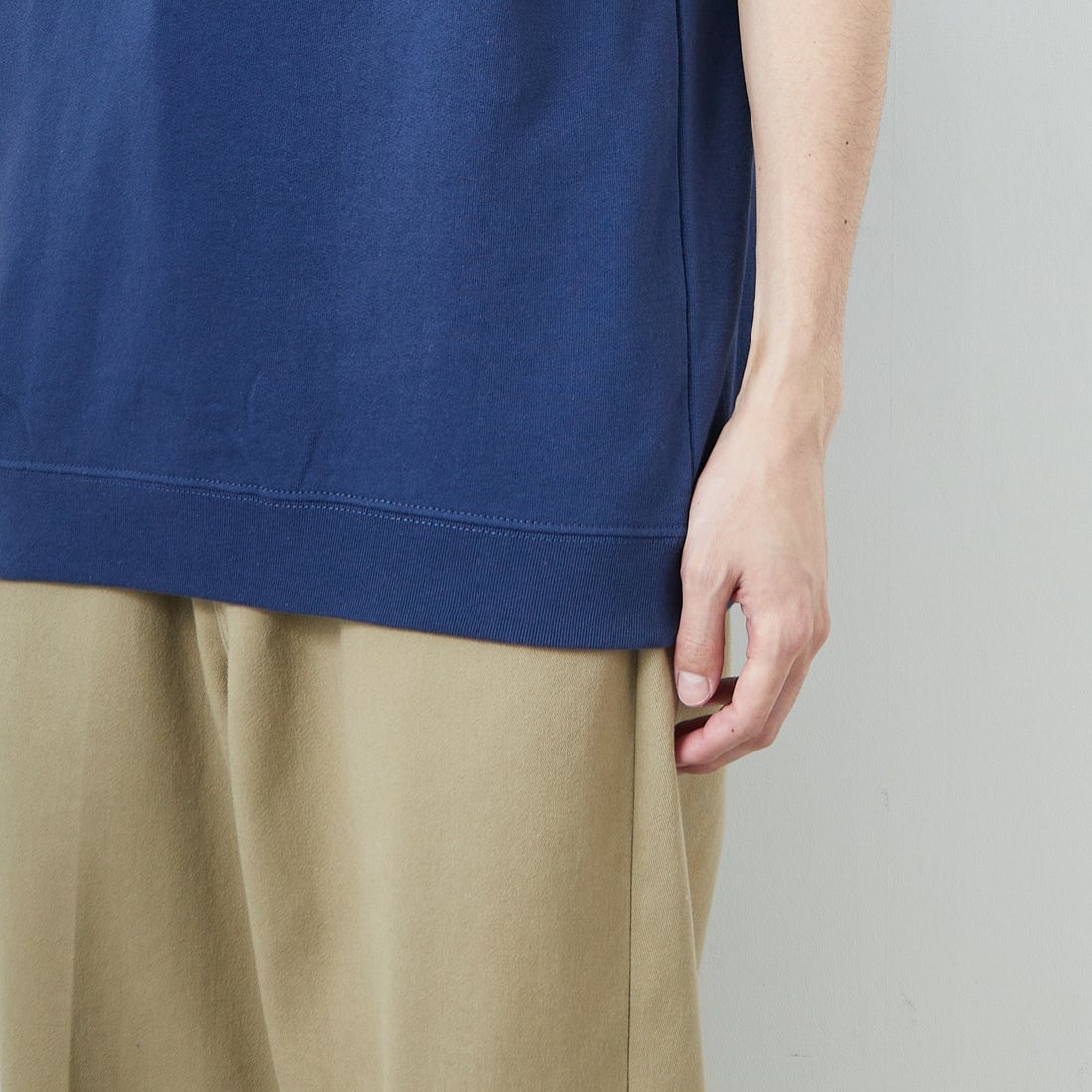 YALE [イェール] 別注 YALEロゴ バックプリントスウェットTシャツ [YA-02-JF] NAVY &&モデル身長：168cm 着用サイズ：M&&