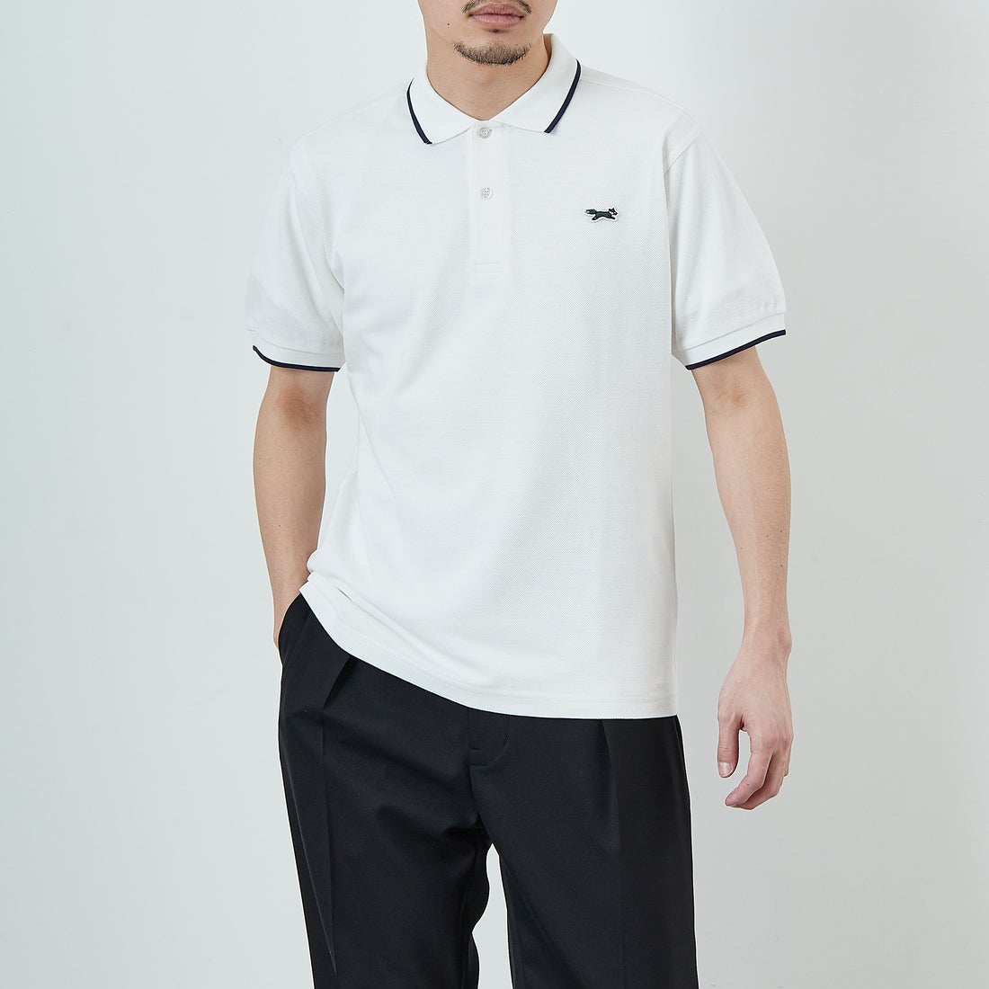 THE FOX [ザフォックス] 別注 ワンポイントロゴ ティップラインポロシャツ [JFU25SS-09-JF] WHT/NVY &&モデル身長：168cm 着用サイズ：M&&