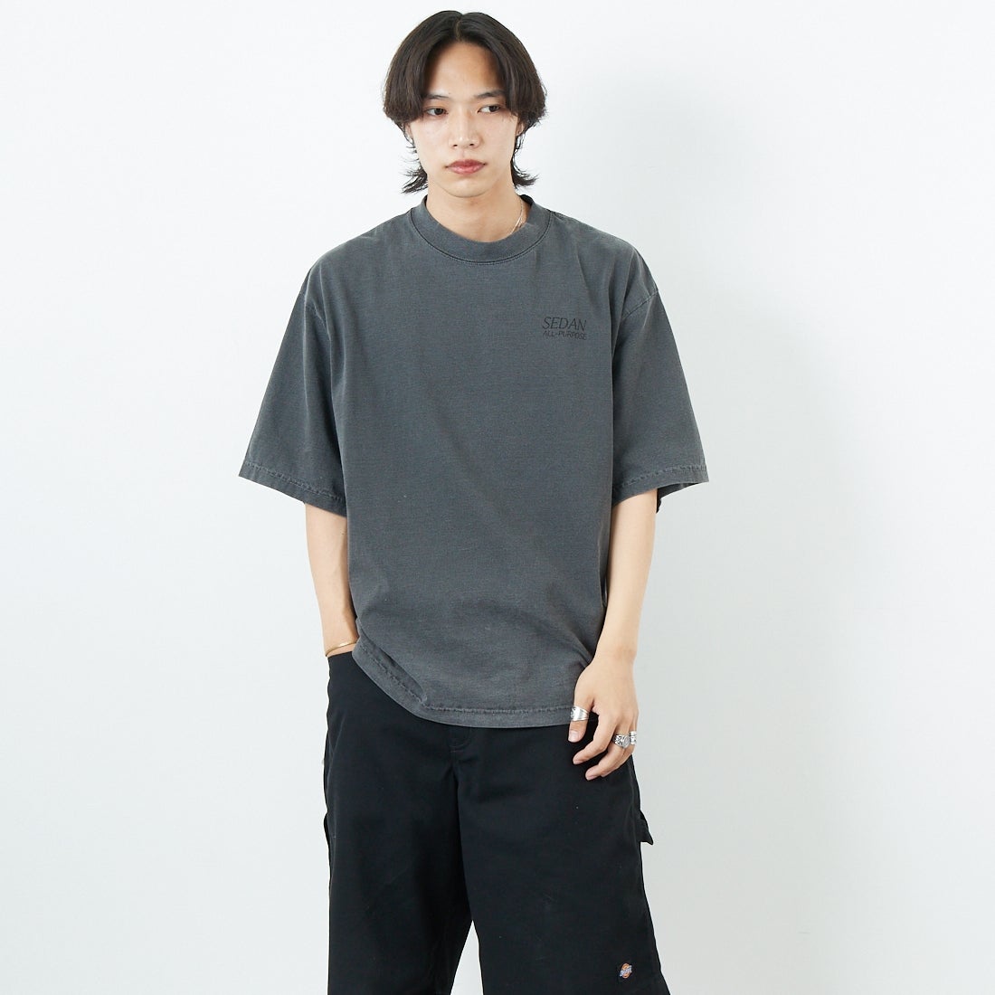 SEDAN ALL-PURPOSE [セダン オールパーパス] ガーメントダイショートスリーブTシャツ [SD25S-CT09] CHARCOAL &&モデル身長：179cm 着用サイズ：M&&