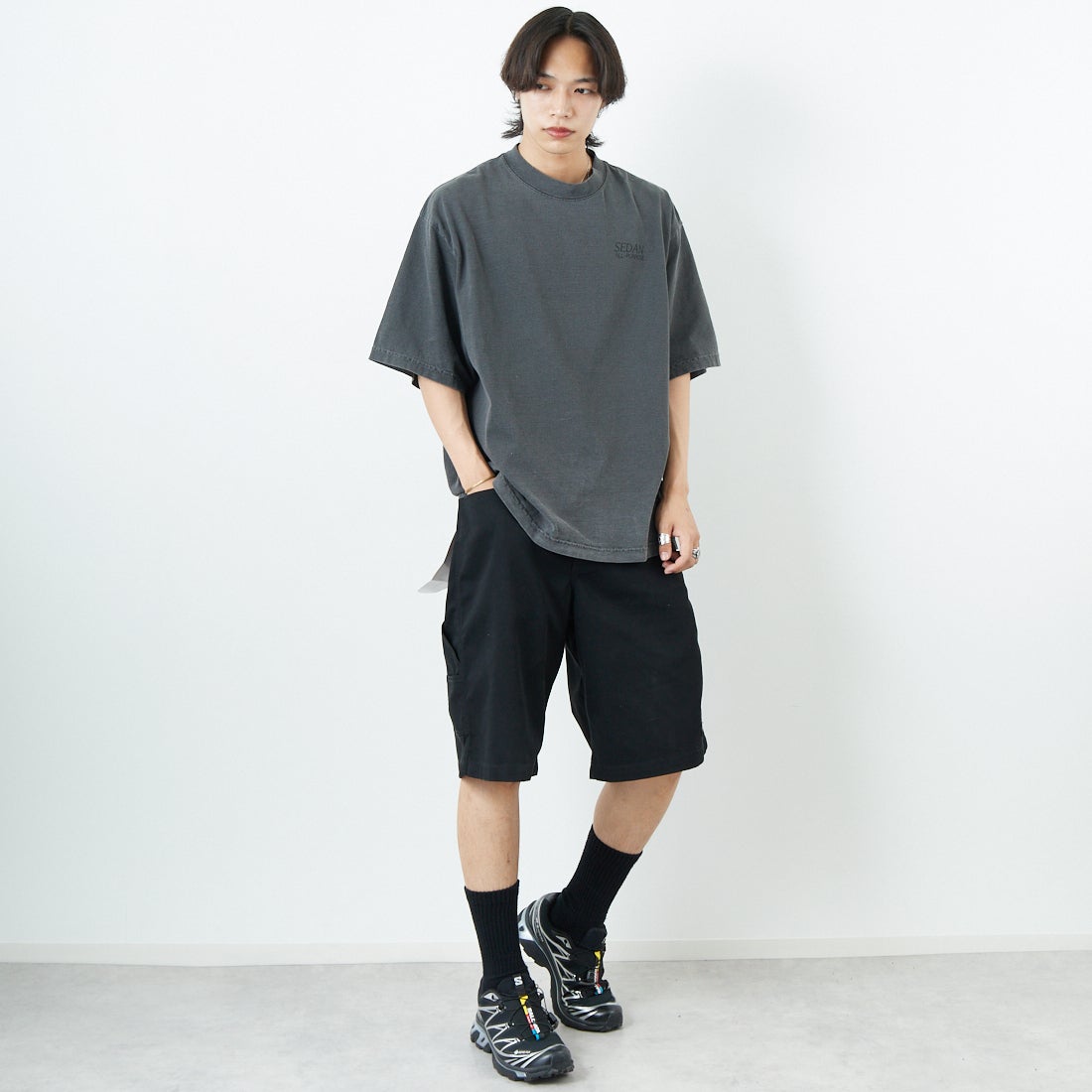 SEDAN ALL-PURPOSE [セダン オールパーパス] ガーメントダイショートスリーブTシャツ [SD25S-CT09] CHARCOAL &&モデル身長：179cm 着用サイズ：M&&