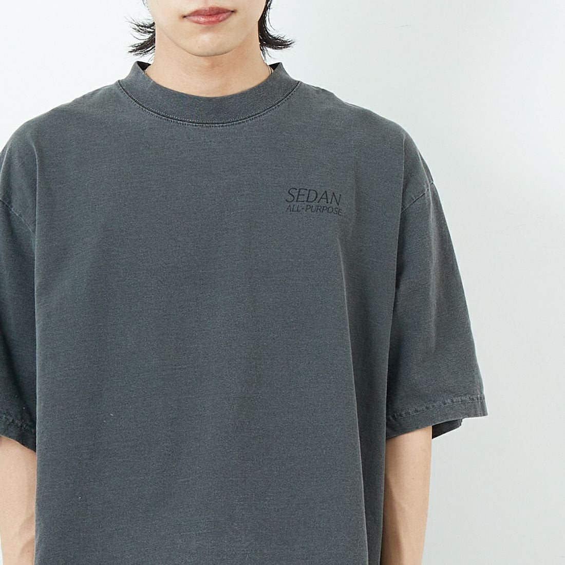 SEDAN ALL-PURPOSE [セダン オールパーパス] ガーメントダイショートスリーブTシャツ [SD25S-CT09] CHARCOAL &&モデル身長：179cm 着用サイズ：M&&