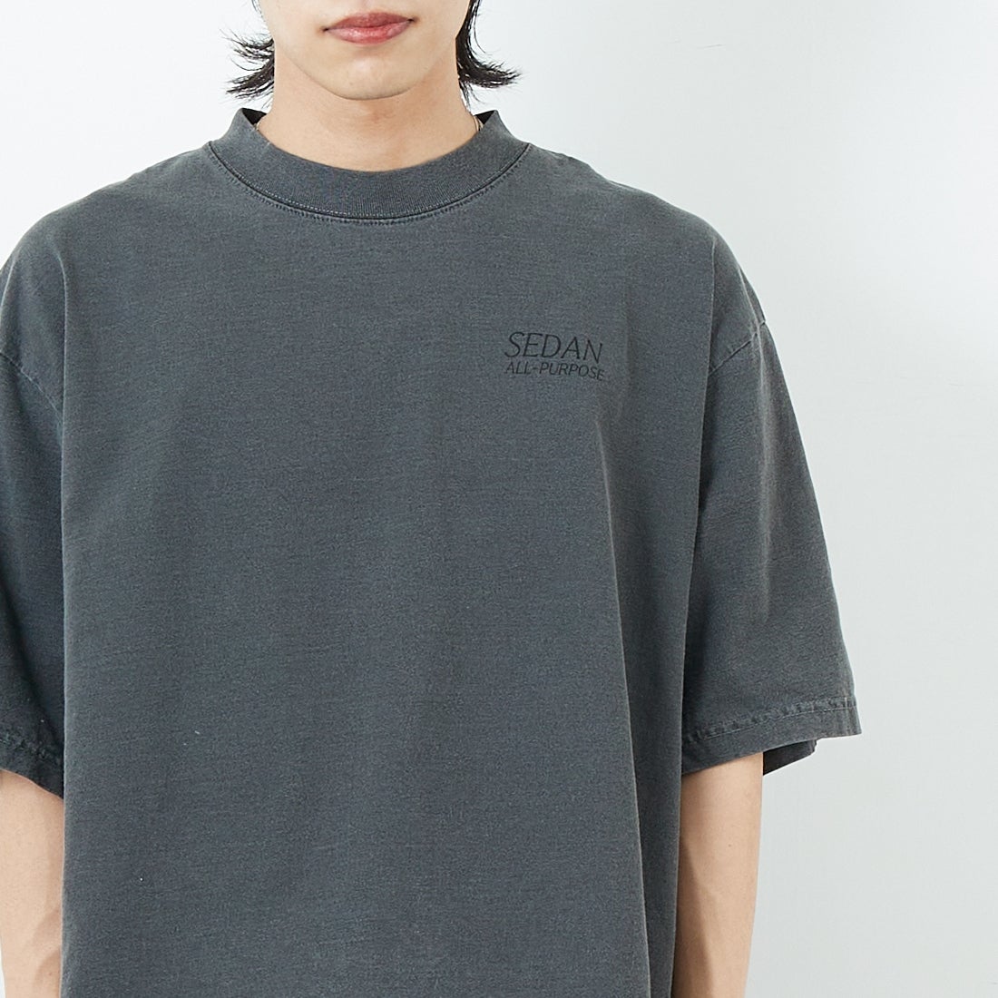 SEDAN ALL-PURPOSE [セダン オールパーパス] ガーメントダイショートスリーブTシャツ [SD25S-CT09] CHARCOAL &&モデル身長：179cm 着用サイズ：M&&