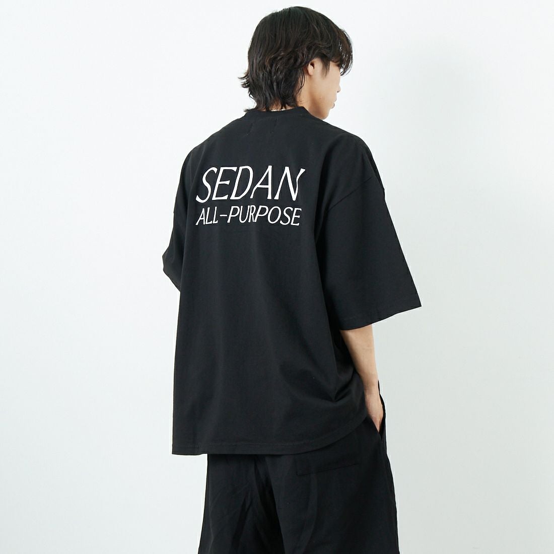 SEDAN ALL-PURPOSE [セダン オールパーパス] ガーメントダイショートスリーブTシャツ [SD25S-CT09]BLACK &&モデル身長：179cm 着用サイズ：L&&