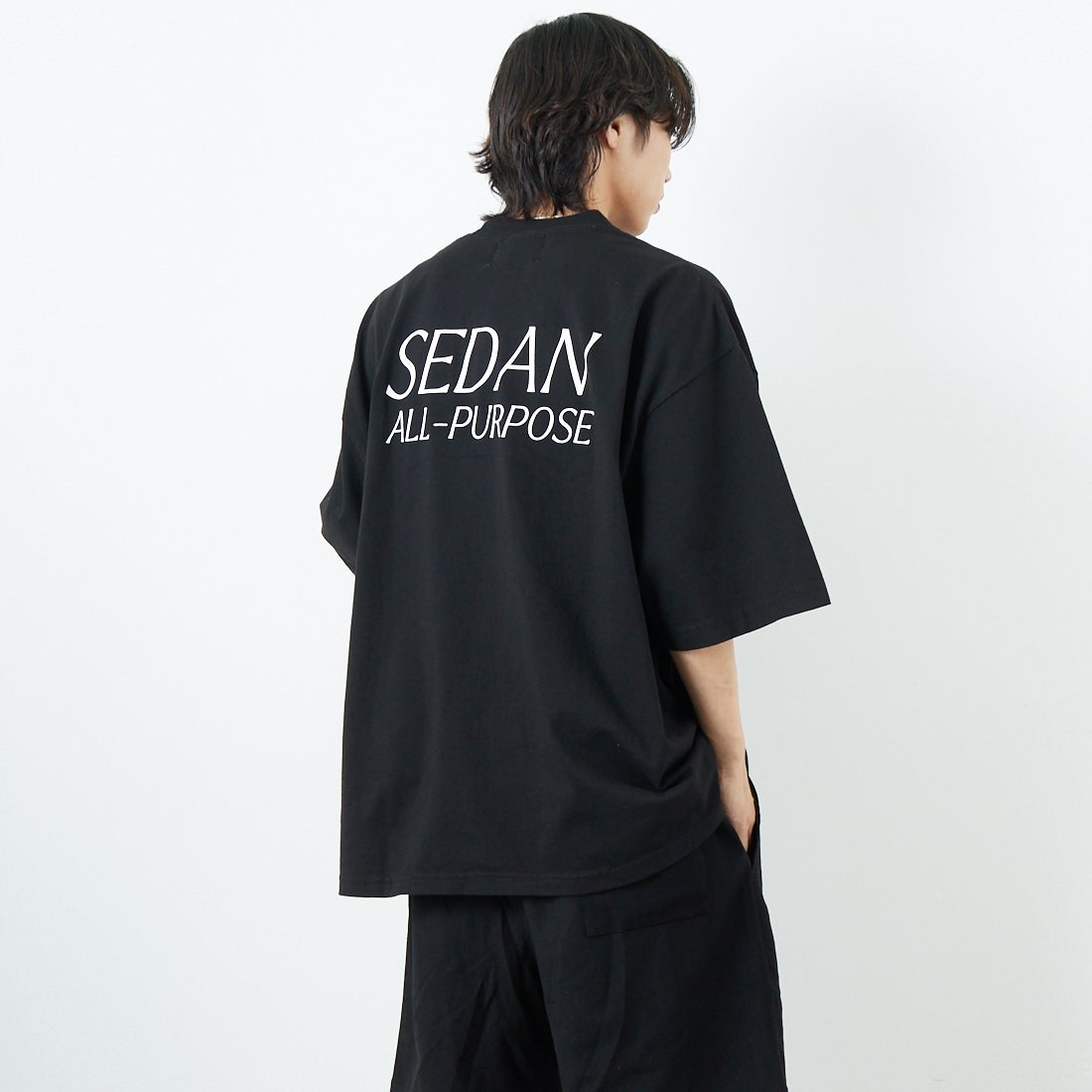SEDAN ALL-PURPOSE [セダン オールパーパス] ガーメントダイショートスリーブTシャツ [SD25S-CT09]BLACK &&モデル身長：179cm 着用サイズ：L&&