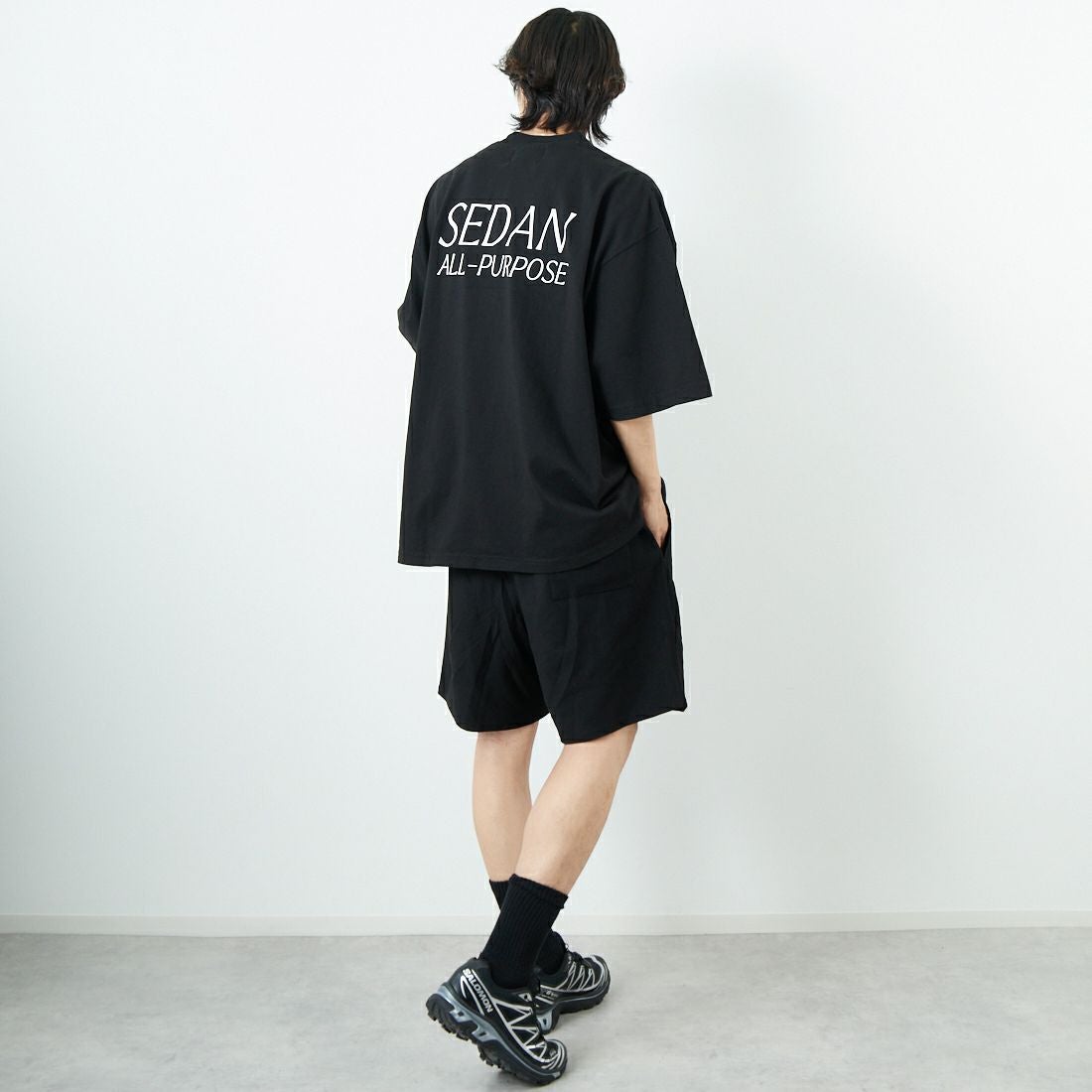 SEDAN ALL-PURPOSE [セダン オールパーパス] ガーメントダイショートスリーブTシャツ [SD25S-CT09]BLACK &&モデル身長：179cm 着用サイズ：L&&