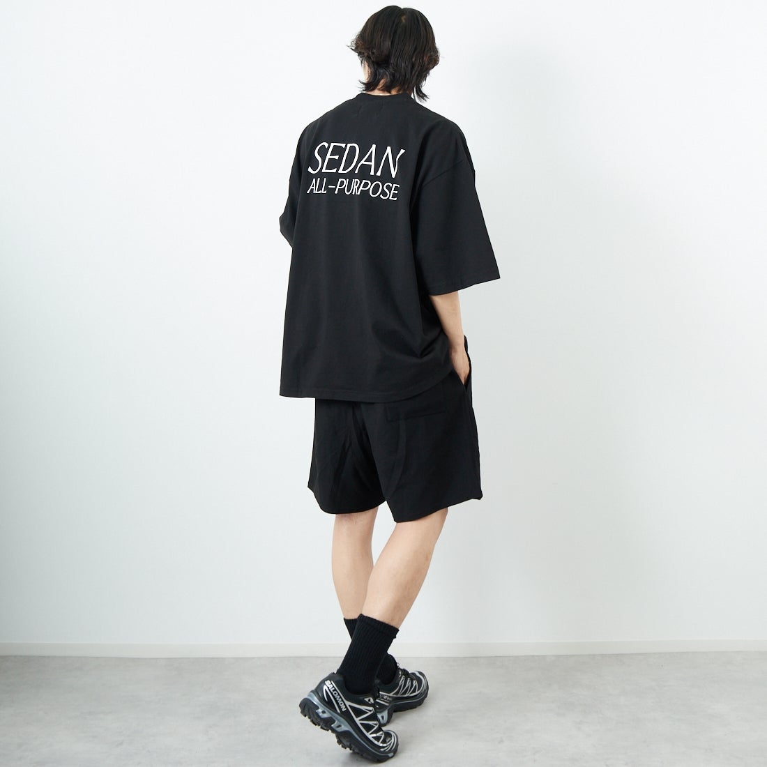 SEDAN ALL-PURPOSE [セダン オールパーパス] ガーメントダイショートスリーブTシャツ [SD25S-CT09]BLACK &&モデル身長：179cm 着用サイズ：L&&
