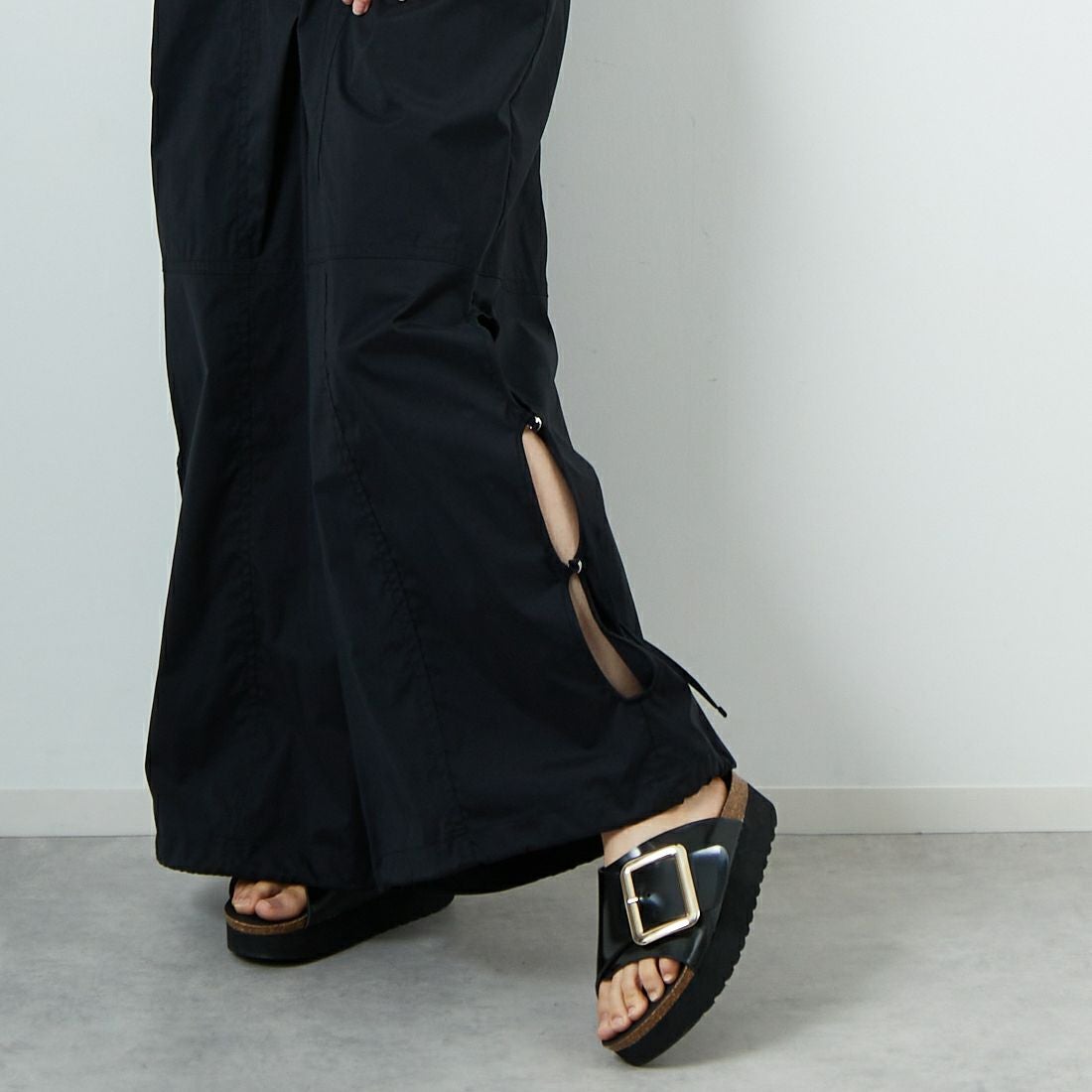 MAISON SPECIAL [メゾンスペシャル] 2WAYサスペンダーパラシュートパンツ [21251265808] BLK &&モデル身長：160cm 着用サイズ：36&&