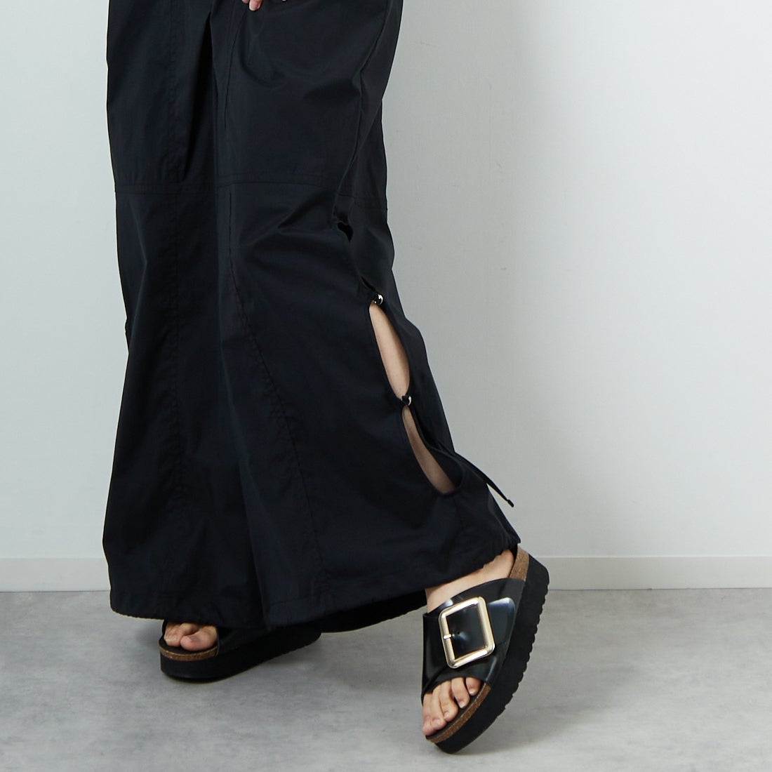 MAISON SPECIAL [メゾンスペシャル] 2WAYサスペンダーパラシュートパンツ [21251265808] BLK &&モデル身長：160cm 着用サイズ：36&&