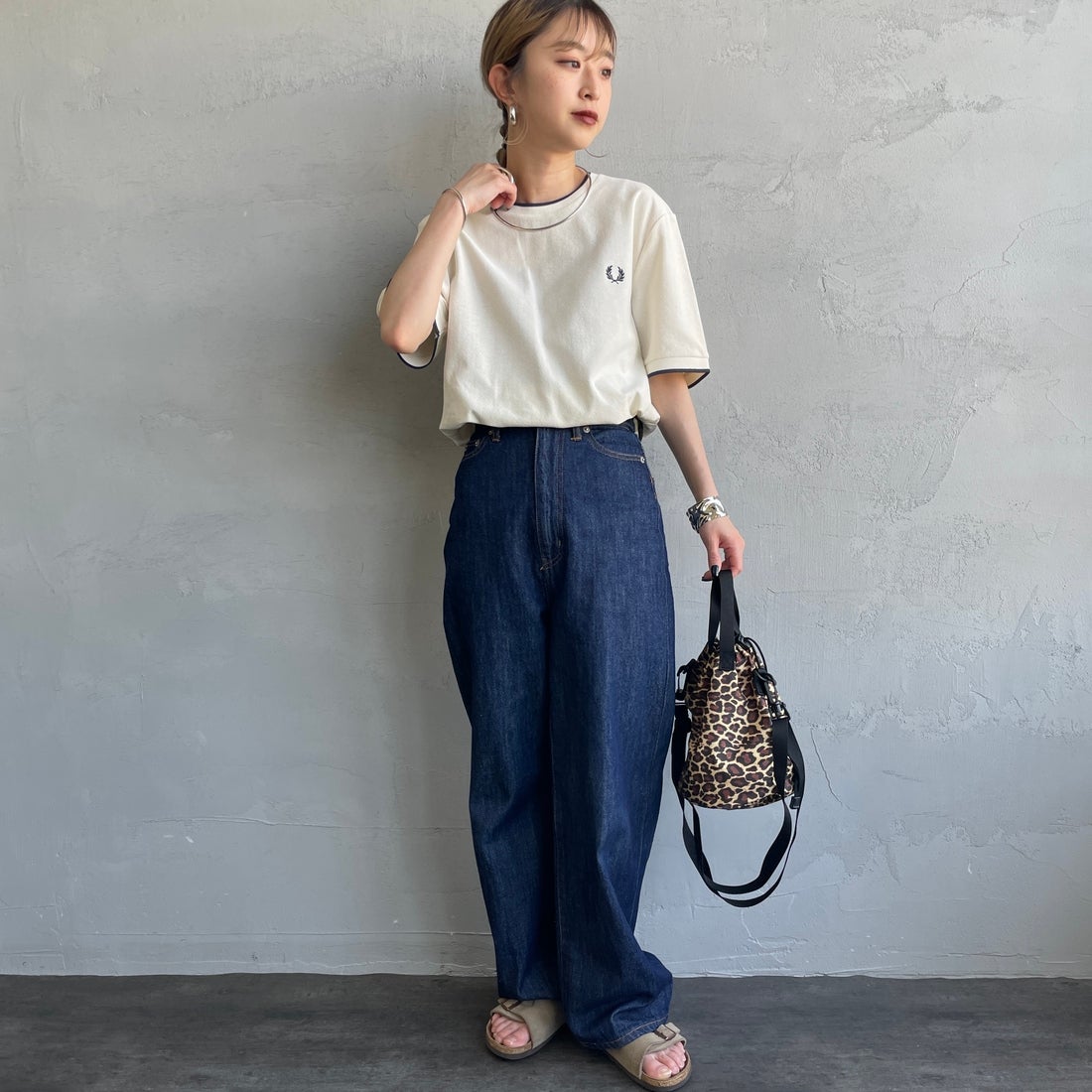 FRED PERRY [フレッドペリー] ティップライン ワンポイントロゴ刺繍クレープピケTシャツ [M8585] 560 ECRU &&モデル身長：150cm 着用サイズ：S&&