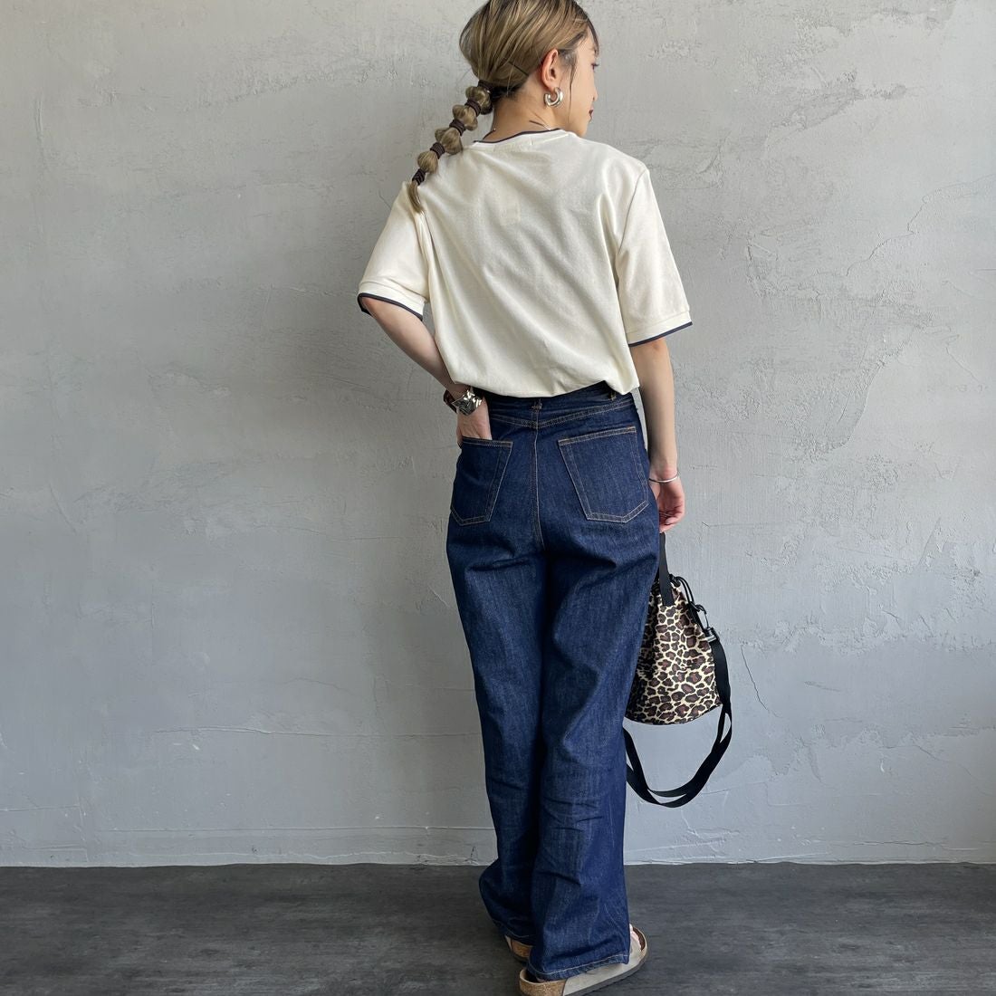 FRED PERRY [フレッドペリー] ティップライン ワンポイントロゴ刺繍クレープピケTシャツ [M8585] 560 ECRU &&モデル身長：150cm 着用サイズ：S&&