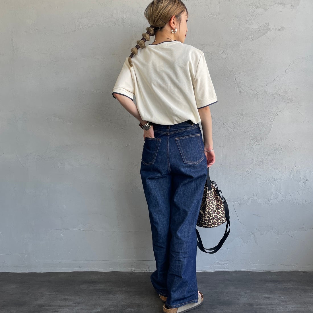 FRED PERRY [フレッドペリー] ティップライン ワンポイントロゴ刺繍クレープピケTシャツ [M8585] 560 ECRU &&モデル身長：150cm 着用サイズ：S&&