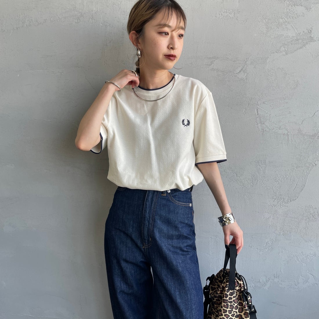 FRED PERRY [フレッドペリー] ティップライン ワンポイントロゴ刺繍クレープピケTシャツ [M8585] 560 ECRU &&モデル身長：150cm 着用サイズ：S&&