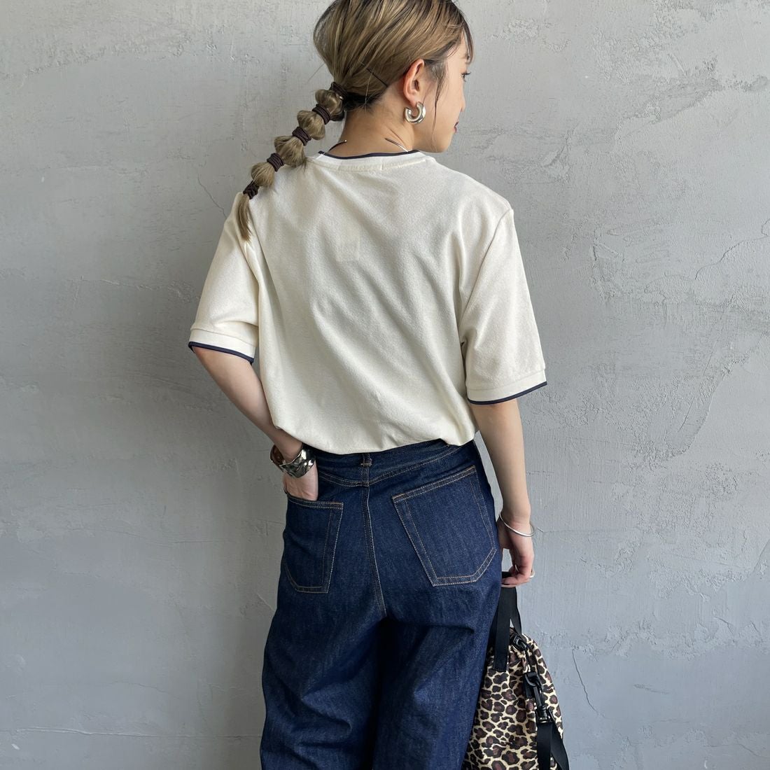 FRED PERRY [フレッドペリー] ティップライン ワンポイントロゴ刺繍クレープピケTシャツ [M8585] 560 ECRU &&モデル身長：150cm 着用サイズ：S&&