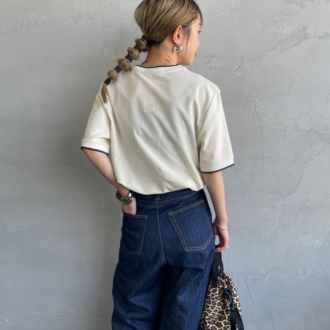 FRED PERRY [フレッドペリー] ティップライン ワンポイントロゴ刺繍クレープピケTシャツ [M8585] 560 ECRU &&モデル身長：150cm 着用サイズ：S&&