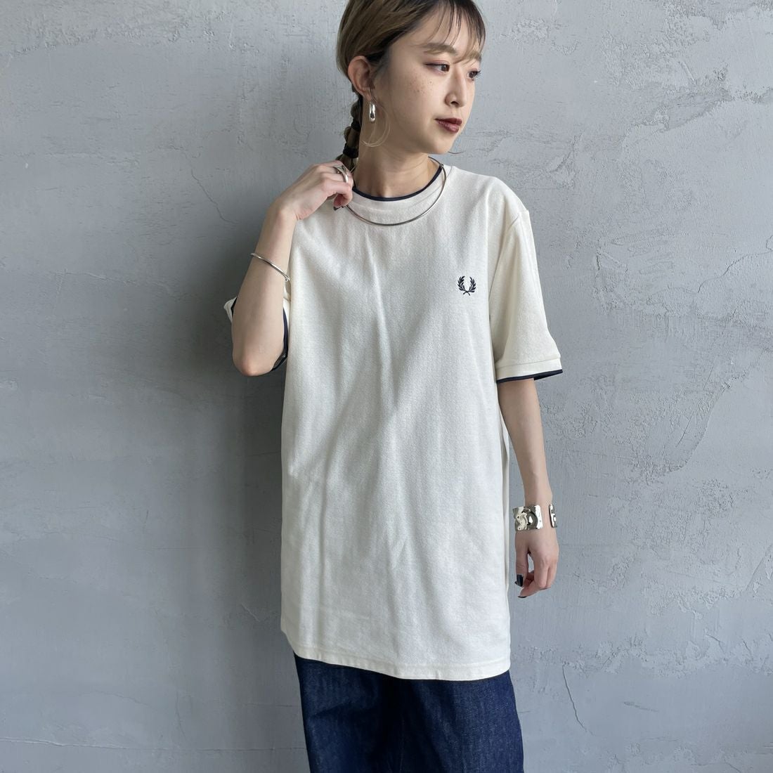 FRED PERRY [フレッドペリー] ティップライン ワンポイントロゴ刺繍クレープピケTシャツ [M8585] 560 ECRU &&モデル身長：150cm 着用サイズ：S&&