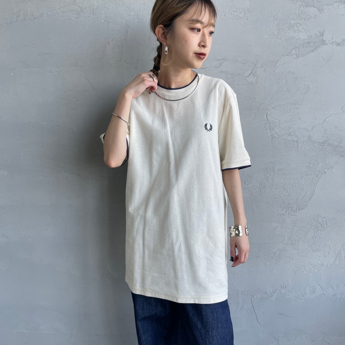 FRED PERRY [フレッドペリー] ティップライン ワンポイントロゴ刺繍クレープピケTシャツ [M8585] 560 ECRU &&モデル身長：150cm 着用サイズ：S&&
