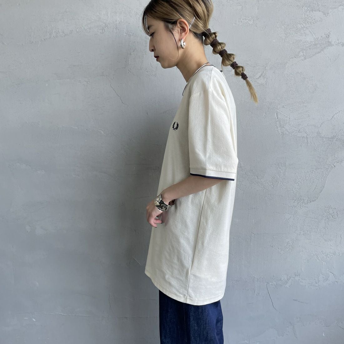 FRED PERRY [フレッドペリー] ティップライン ワンポイントロゴ刺繍クレープピケTシャツ [M8585] 560 ECRU &&モデル身長：150cm 着用サイズ：S&&
