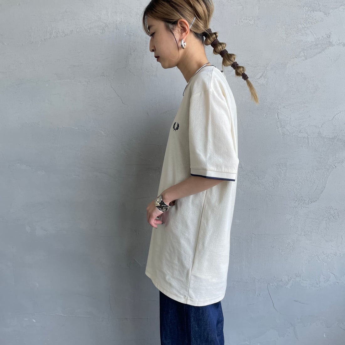 FRED PERRY [フレッドペリー] ティップライン ワンポイントロゴ刺繍クレープピケTシャツ [M8585] 560 ECRU &&モデル身長：150cm 着用サイズ：S&&