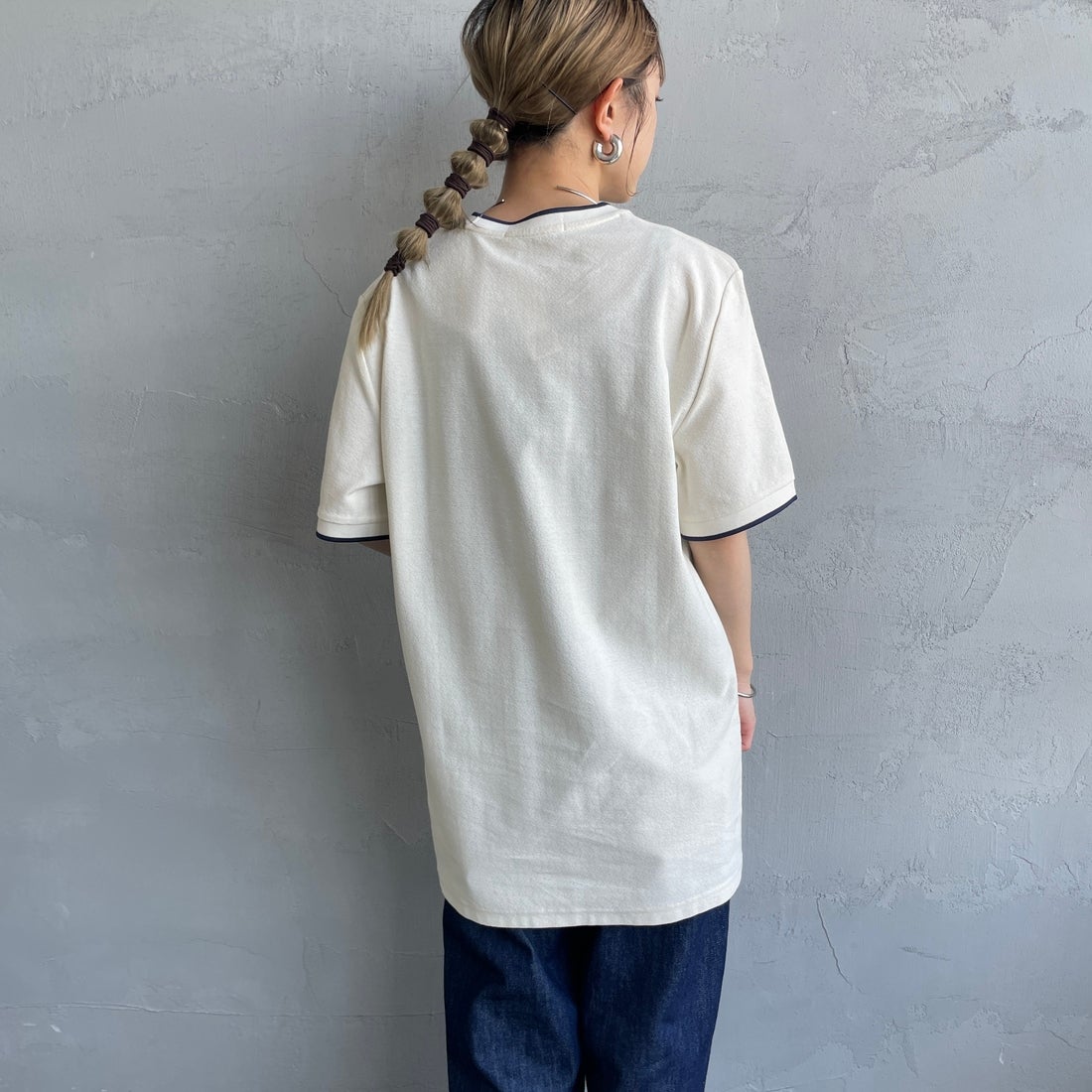 FRED PERRY [フレッドペリー] ティップライン ワンポイントロゴ刺繍クレープピケTシャツ [M8585] 560 ECRU &&モデル身長：150cm 着用サイズ：S&&