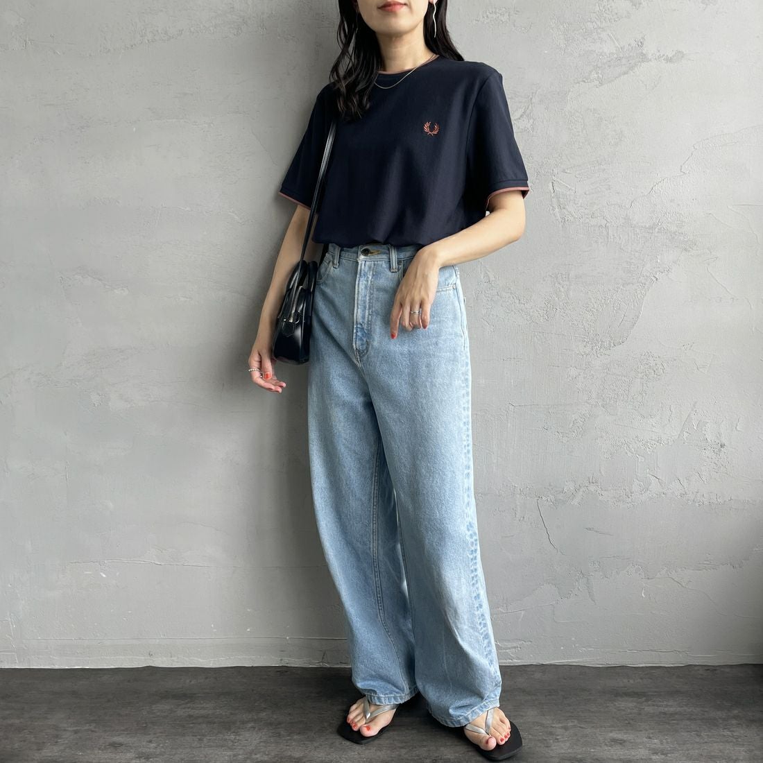 FRED PERRY [フレッドペリー] ティップライン ワンポイントロゴ刺繍クレープピケTシャツ [M8585] 795 NAVY &&モデル身長：160cm 着用サイズ：S&&