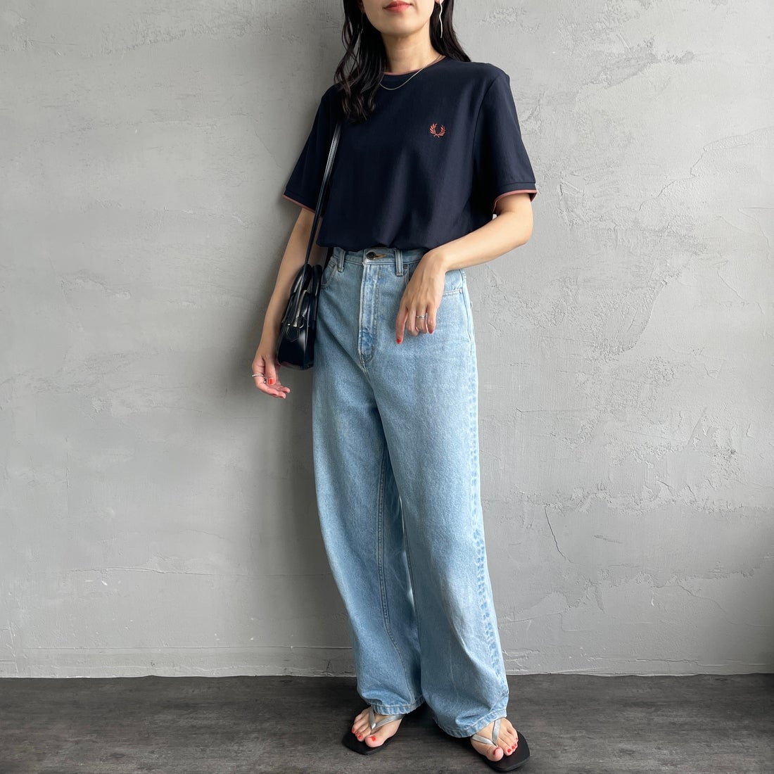 FRED PERRY [フレッドペリー] ティップライン ワンポイントロゴ刺繍クレープピケTシャツ [M8585] 795 NAVY &&モデル身長：160cm 着用サイズ：S&&