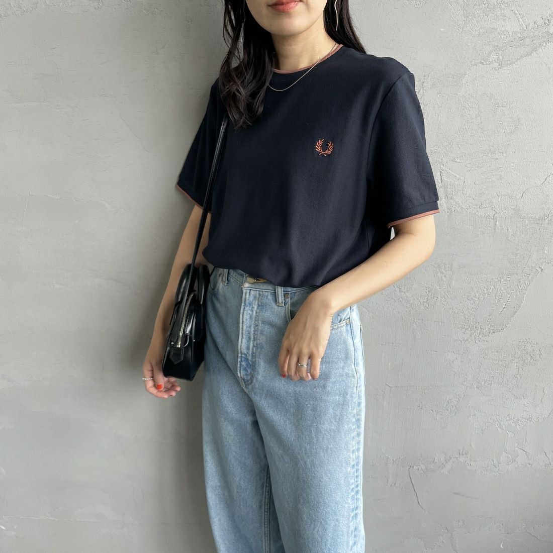 FRED PERRY [フレッドペリー] ティップライン ワンポイントロゴ刺繍クレープピケTシャツ [M8585] 795 NAVY &&モデル身長：160cm 着用サイズ：S&&