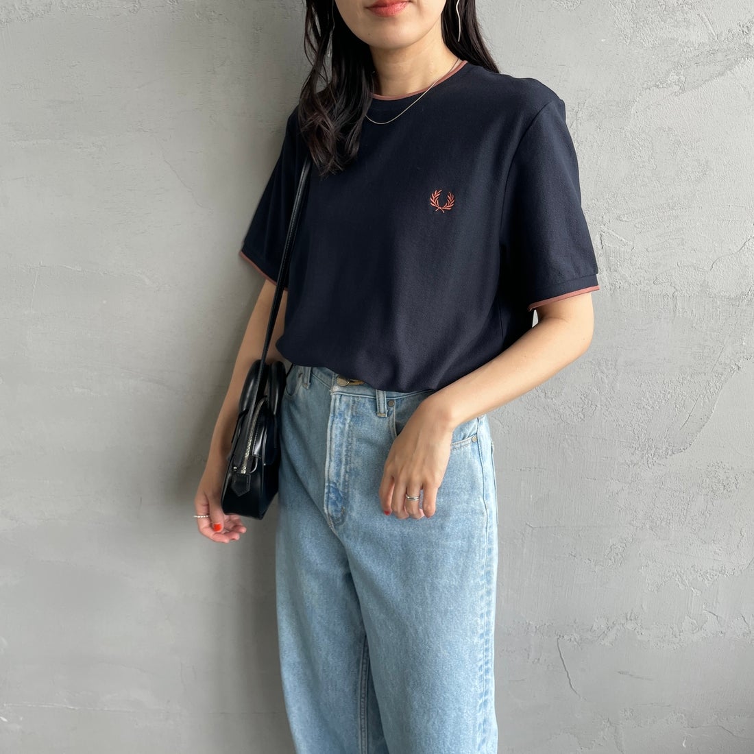 FRED PERRY [フレッドペリー] ティップライン ワンポイントロゴ刺繍クレープピケTシャツ [M8585] 795 NAVY &&モデル身長：160cm 着用サイズ：S&&