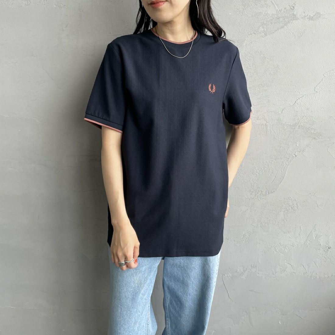 FRED PERRY [フレッドペリー] ティップライン ワンポイントロゴ刺繍クレープピケTシャツ [M8585] 795 NAVY &&モデル身長：160cm 着用サイズ：S&&