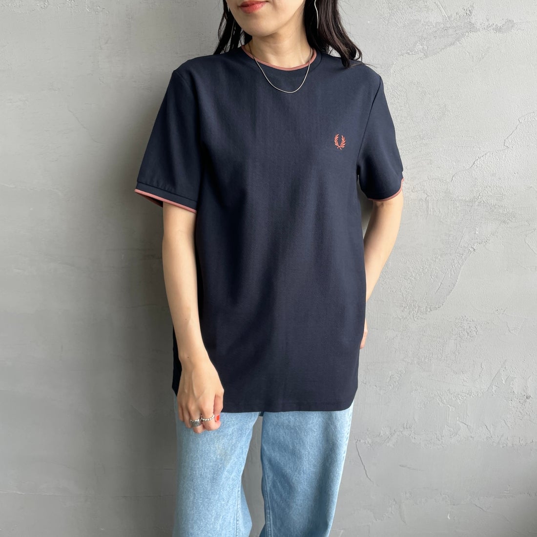 FRED PERRY [フレッドペリー] ティップライン ワンポイントロゴ刺繍クレープピケTシャツ [M8585] 795 NAVY &&モデル身長：160cm 着用サイズ：S&&