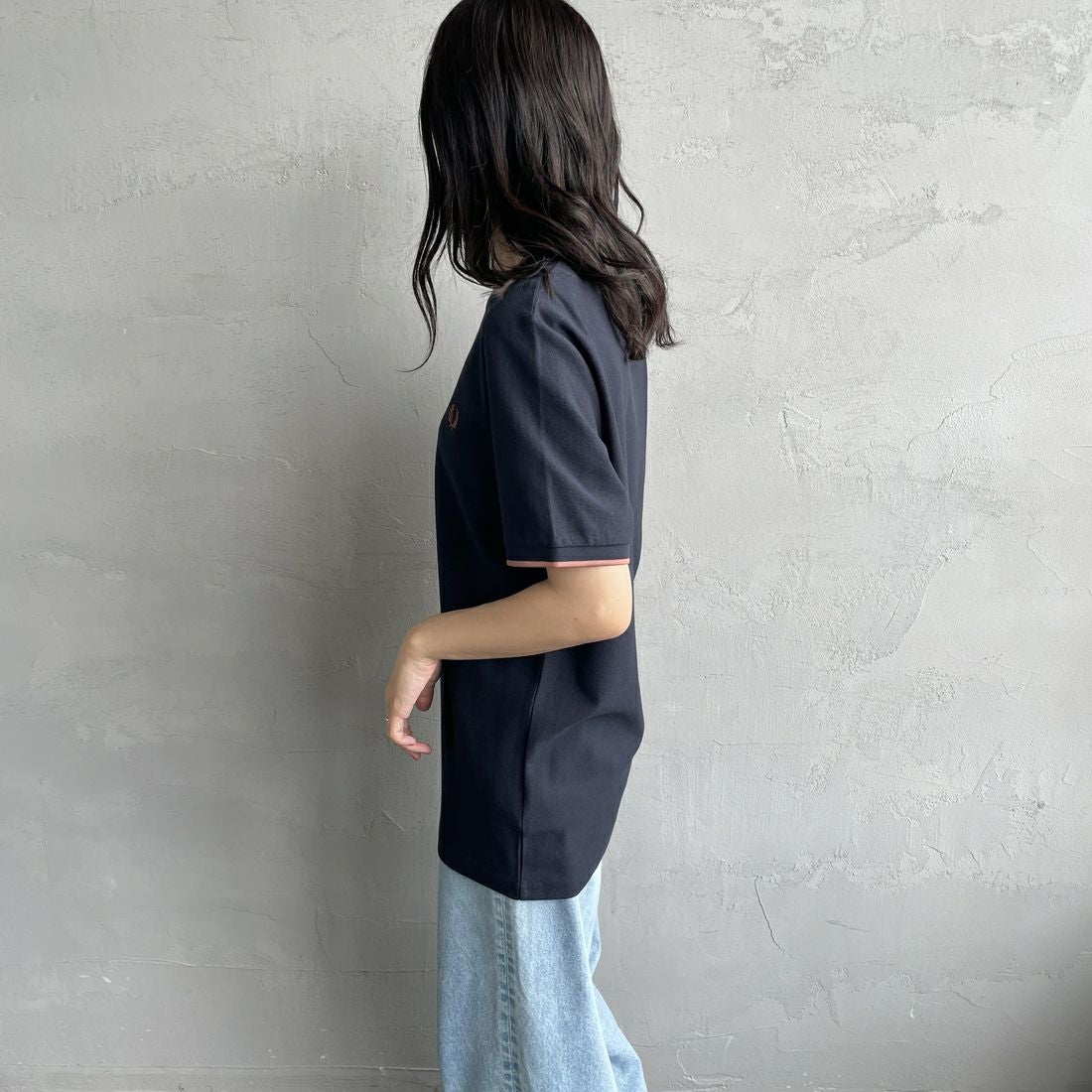 FRED PERRY [フレッドペリー] ティップライン ワンポイントロゴ刺繍クレープピケTシャツ [M8585] 795 NAVY &&モデル身長：160cm 着用サイズ：S&&