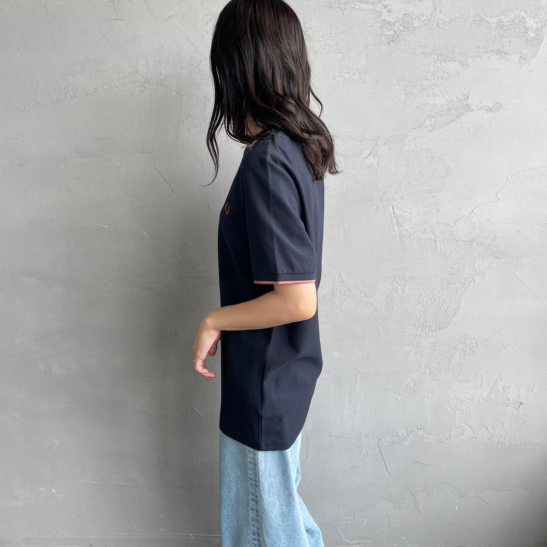 FRED PERRY [フレッドペリー] ティップライン ワンポイントロゴ刺繍クレープピケTシャツ [M8585] 795 NAVY &&モデル身長：160cm 着用サイズ：S&&