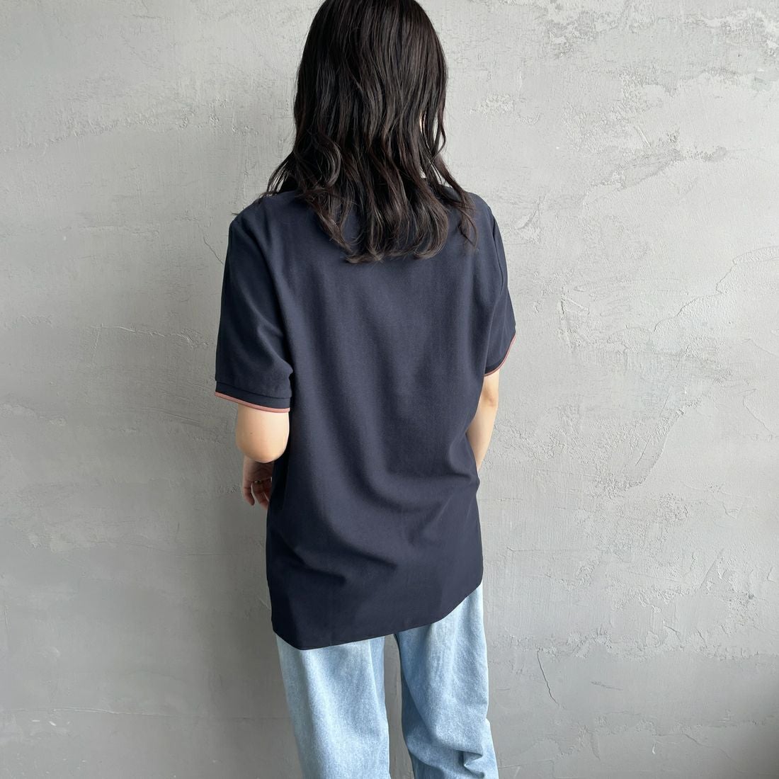 FRED PERRY [フレッドペリー] ティップライン ワンポイントロゴ刺繍クレープピケTシャツ [M8585] 795 NAVY &&モデル身長：160cm 着用サイズ：S&&