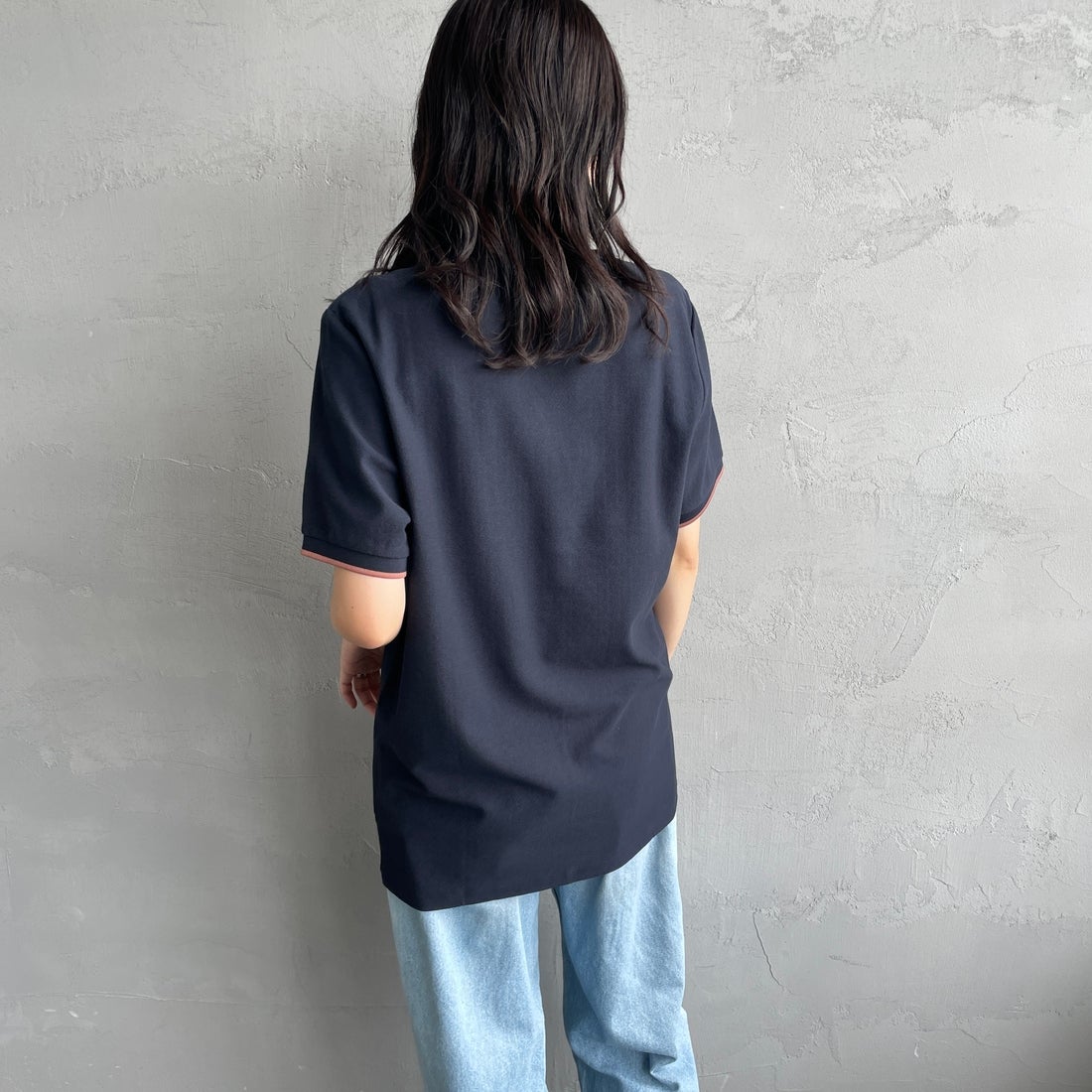 FRED PERRY [フレッドペリー] ティップライン ワンポイントロゴ刺繍クレープピケTシャツ [M8585] 795 NAVY &&モデル身長：160cm 着用サイズ：S&&