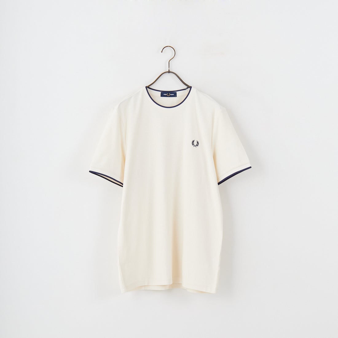 FRED PERRY [フレッドペリー] ティップライン ワンポイントロゴ刺繍クレープピケTシャツ [M8585] 560 ECRU