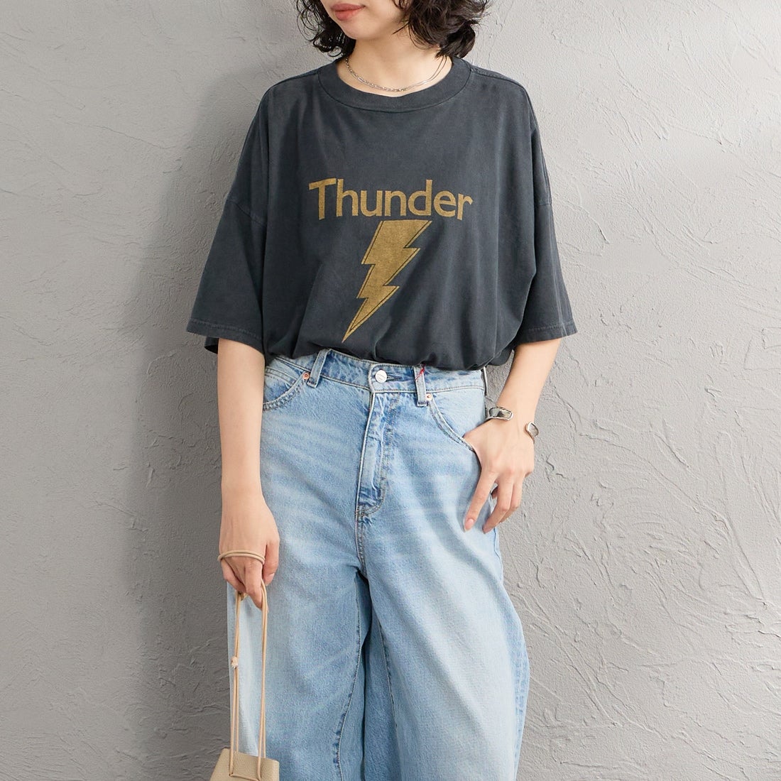 REMI RELIEF [レミレリーフ] 別注 SP加工ビッグプリントTシャツ THUNDER [RN28369284-JF] BLACK &&モデル身長：160cm 着用サイズ：F&&