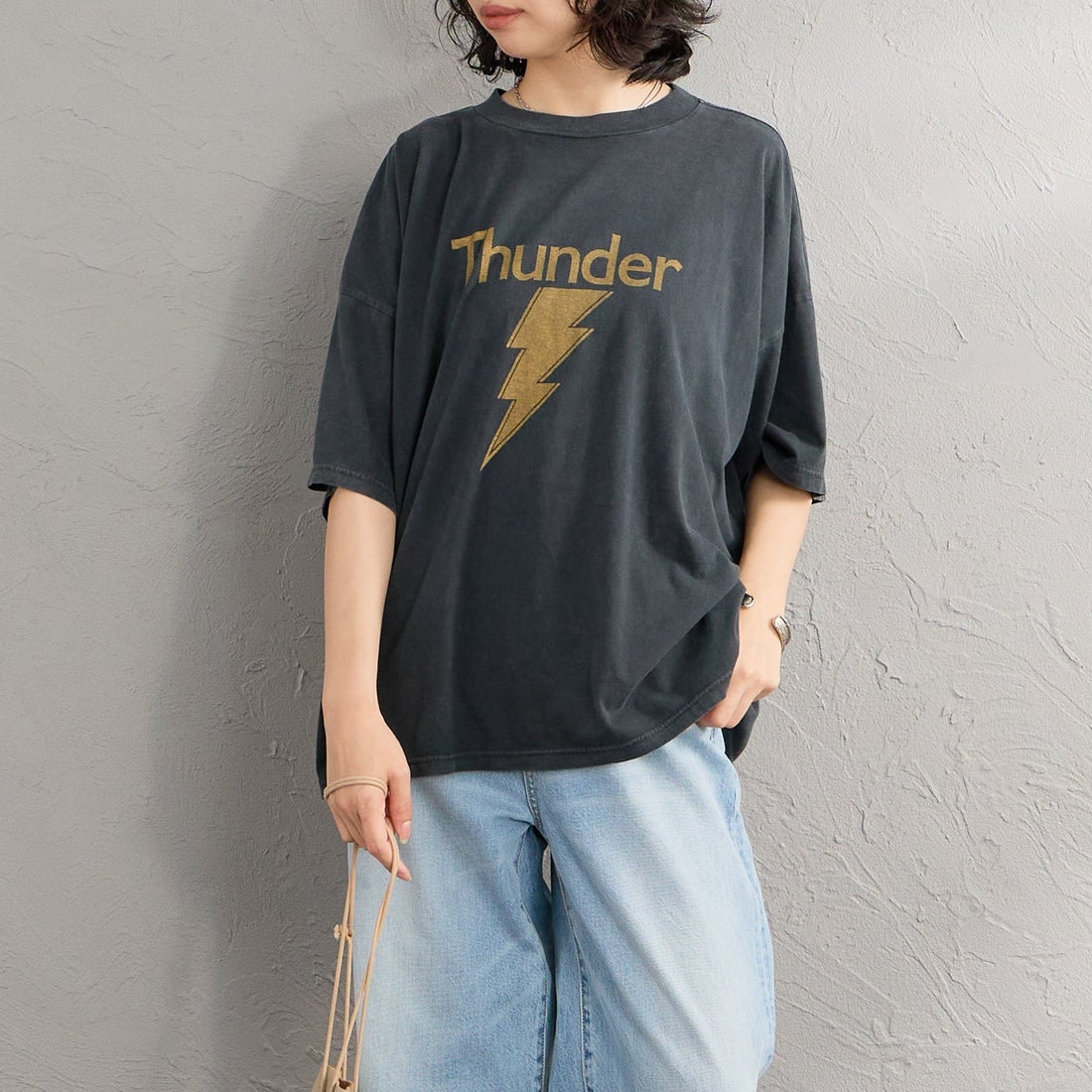 REMI RELIEF [レミレリーフ] 別注 SP加工ビッグプリントTシャツ THUNDER [RN28369284-JF] BLACK &&モデル身長：160cm 着用サイズ：F&&