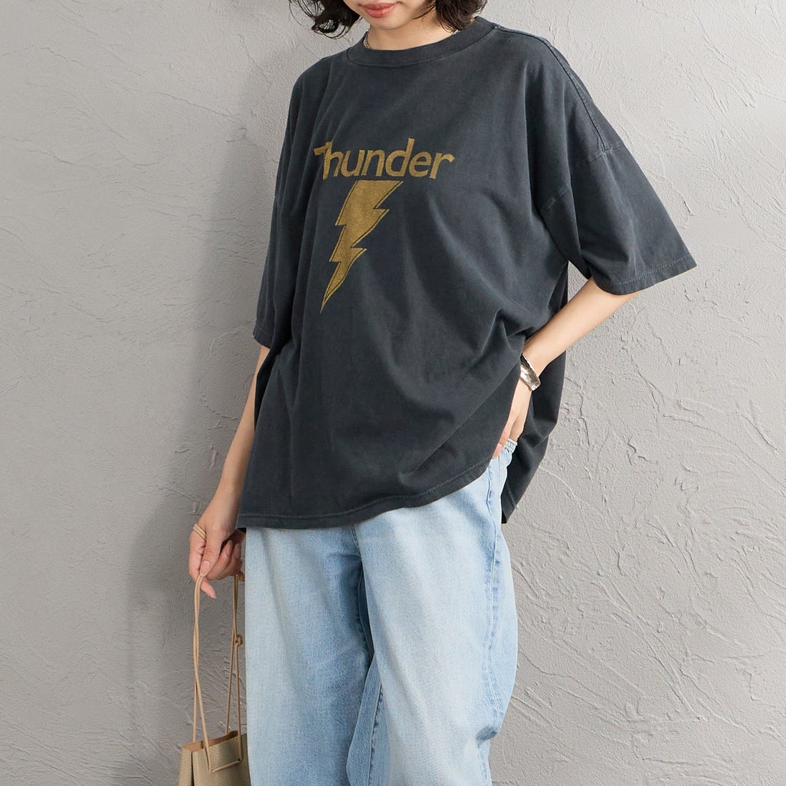 REMI RELIEF [レミレリーフ] 別注 SP加工ビッグプリントTシャツ THUNDER [RN28369284-JF] BLACK &&モデル身長：160cm 着用サイズ：F&&