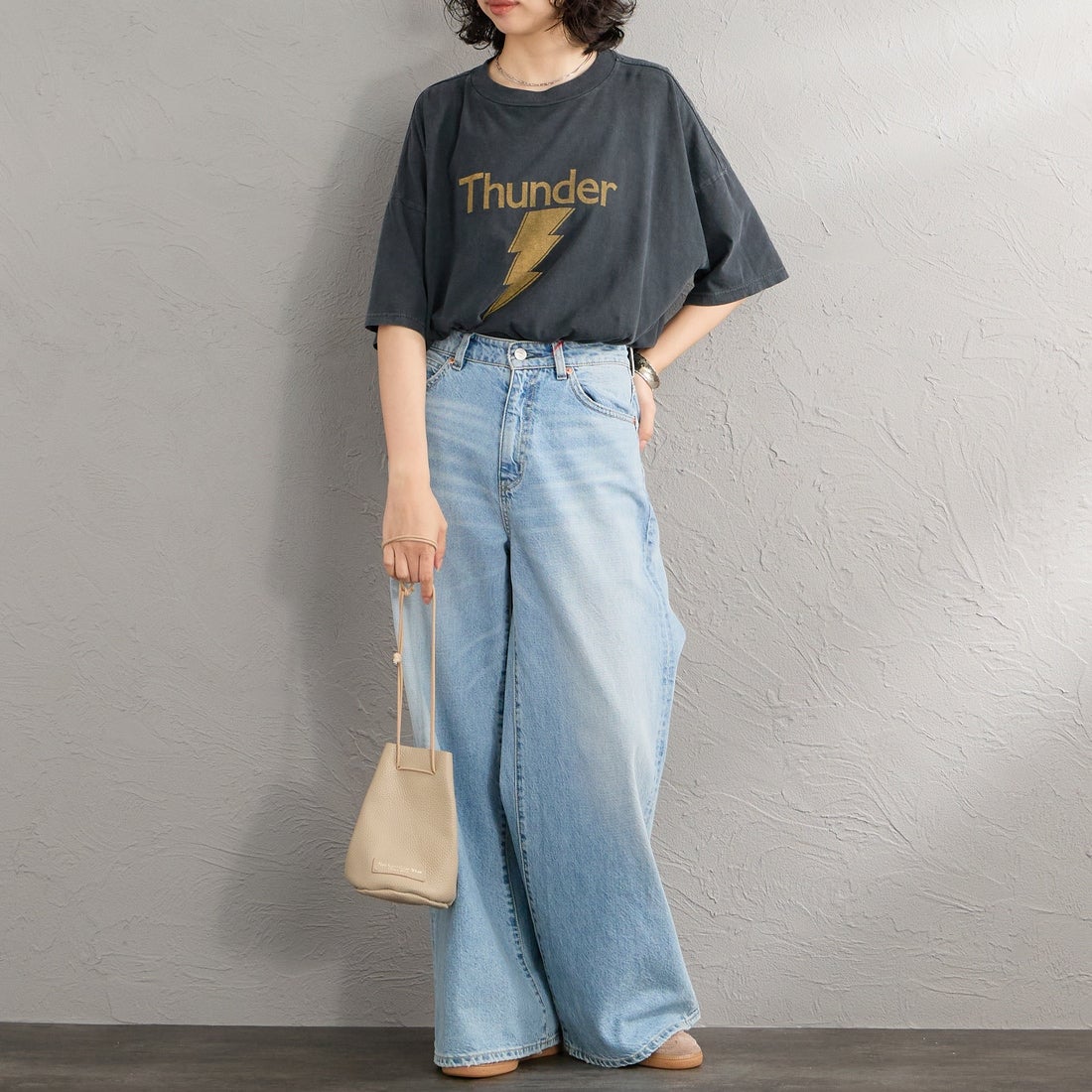 REMI RELIEF [レミレリーフ] 別注 SP加工ビッグプリントTシャツ THUNDER [RN28369284-JF] BLACK &&モデル身長：160cm 着用サイズ：F&&