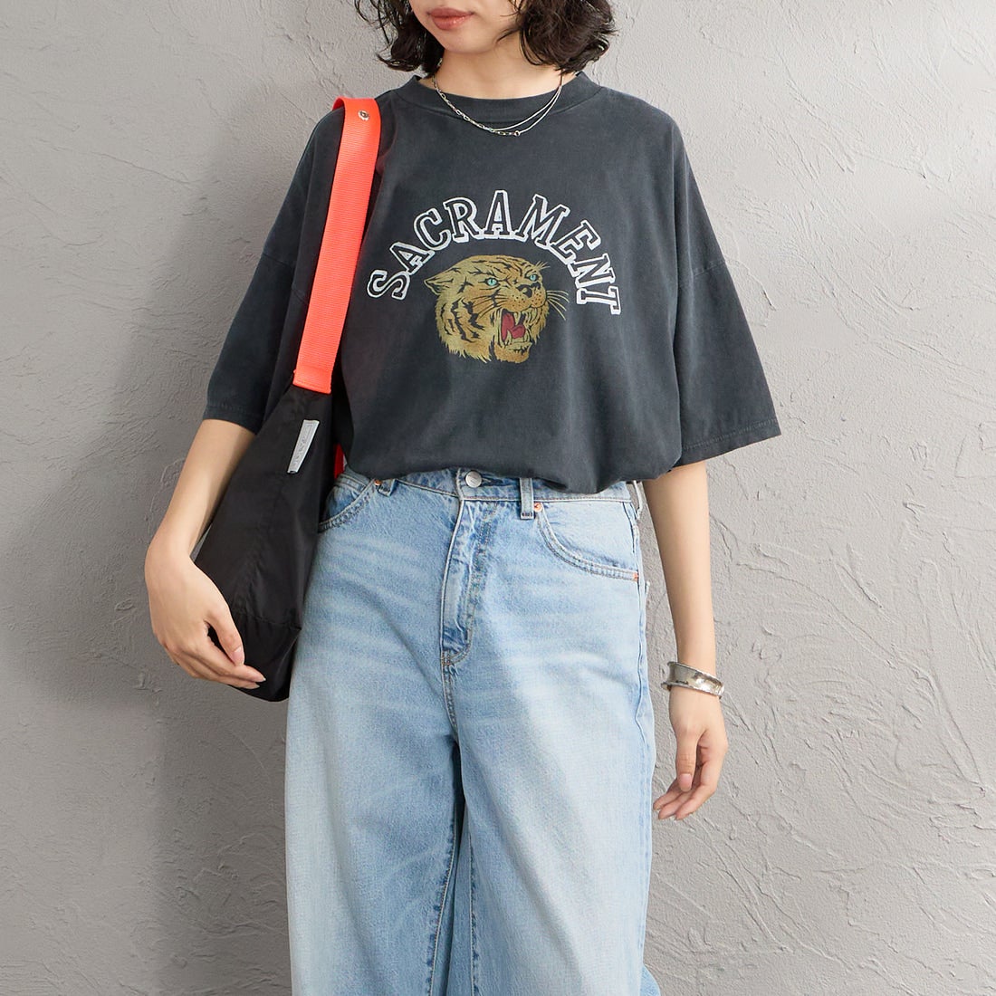 REMI RELIEF [レミレリーフ] 別注 SP加工ビッグプリントTシャツ SACRAMENT [RN28369286-JF] BLACK &&モデル身長：160cm 着用サイズ：F&&