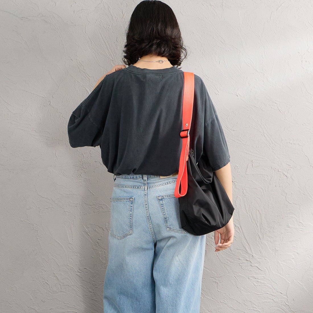 REMI RELIEF [レミレリーフ] 別注 SP加工ビッグプリントTシャツ SACRAMENT [RN28369286-JF] BLACK &&モデル身長：160cm 着用サイズ：F&&