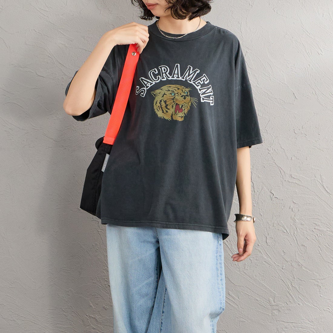 REMI RELIEF [レミレリーフ] 別注 SP加工ビッグプリントTシャツ SACRAMENT [RN28369286-JF] BLACK &&モデル身長：160cm 着用サイズ：F&& [レミレリーフ] 別注 SP加工ビッグプリントTシャツ SACRAMENT [RN28369286-JF] BLACK