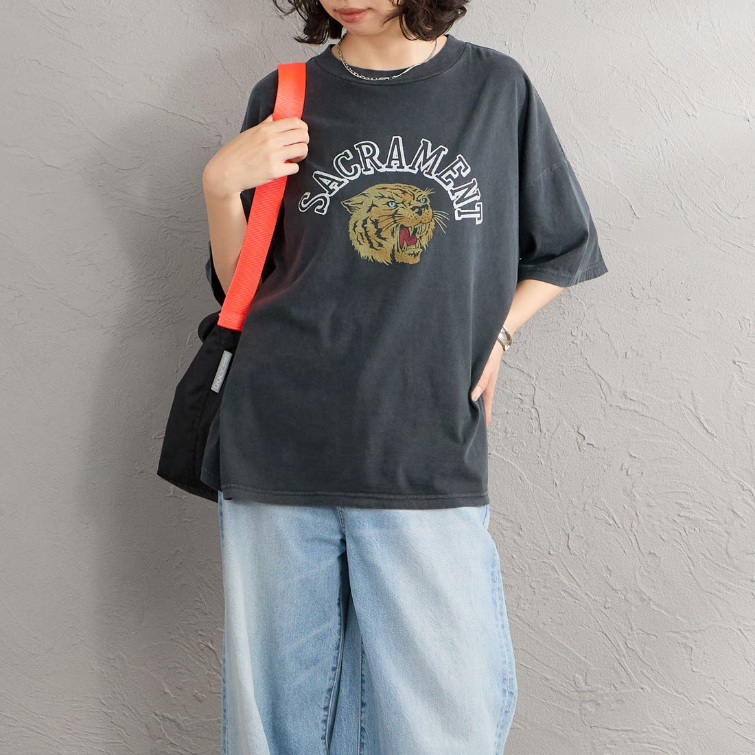REMI RELIEF [レミレリーフ] 別注 SP加工ビッグプリントTシャツ SACRAMENT [RN28369286-JF] BLACK &&モデル身長：160cm 着用サイズ：F&&