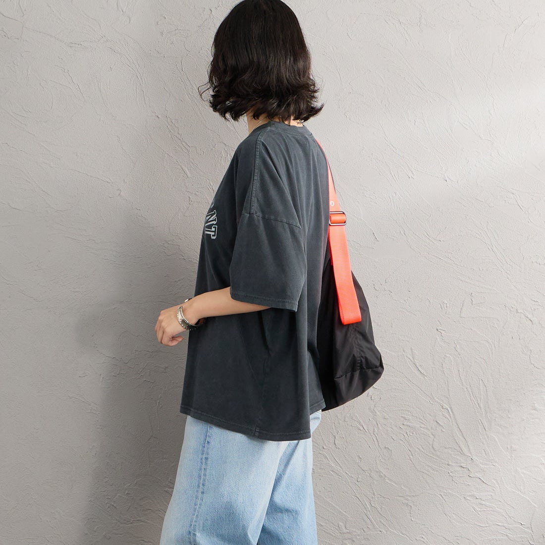 REMI RELIEF [レミレリーフ] 別注 SP加工ビッグプリントTシャツ SACRAMENT [RN28369286-JF] BLACK &&モデル身長：160cm 着用サイズ：F&&