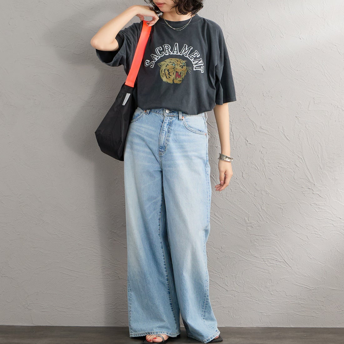 REMI RELIEF [レミレリーフ] 別注 SP加工ビッグプリントTシャツ SACRAMENT [RN28369286-JF] BLACK &&モデル身長：160cm 着用サイズ：F&&