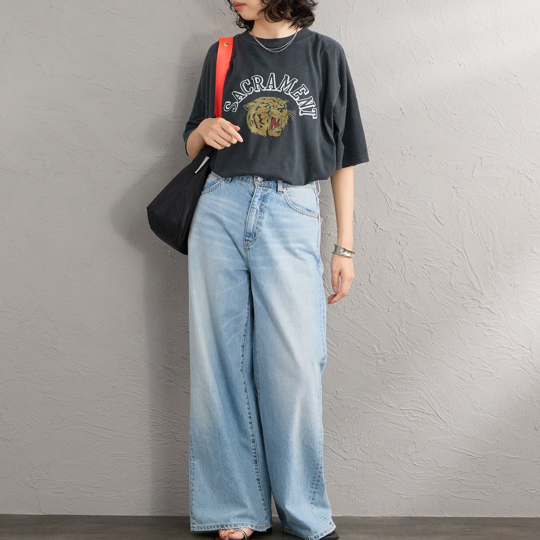 REMI RELIEF [レミレリーフ] 別注 SP加工ビッグプリントTシャツ SACRAMENT [RN28369286-JF] BLACK &&モデル身長：160cm 着用サイズ：F&&
