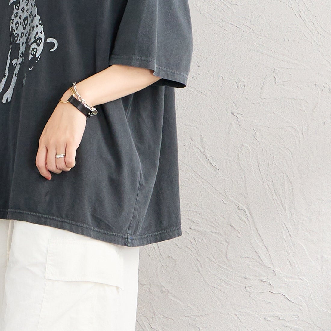 REMI RELIEF [レミレリーフ] 別注 SP加工ビッグプリントTシャツ DOG [RN28369287-JF] BLACK &&モデル身長：160cm 着用サイズ：F&&