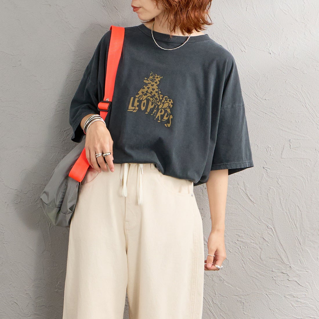 REMI RELIEF [レミレリーフ] 別注 SP加工ビッグプリントTシャツ LEOPARDS [RN28369290-JF] BLACK &&モデル身長：158cm 着用サイズ：F&&
